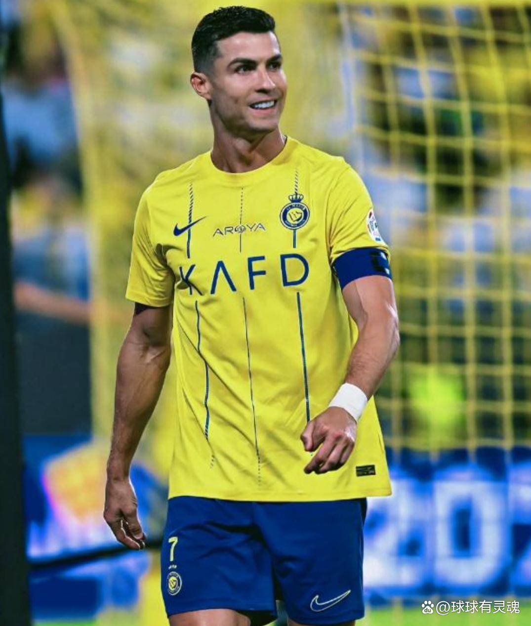从欧冠之王到沙特0冠！C罗低头离场画面伤心，连续三年无冠，困境持续