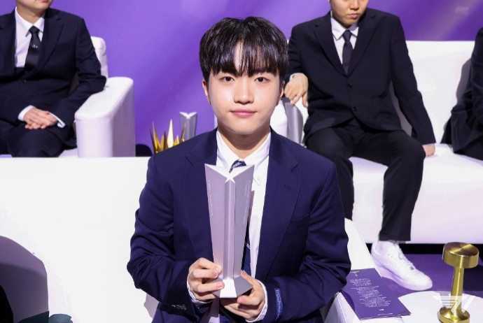 T1官方更新社媒动态 晒LCK Awards现场返图